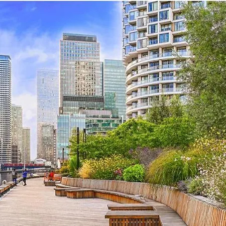Guest house Cosy Bedroom With Private Bathroom Ensuite In Canary Wharf E14 Only 1 Stop To Excel And O2 For Short Or Long Let In Canary Wharf, Less Than An Hour From Heathrow, Stansted And Gatwick Airport