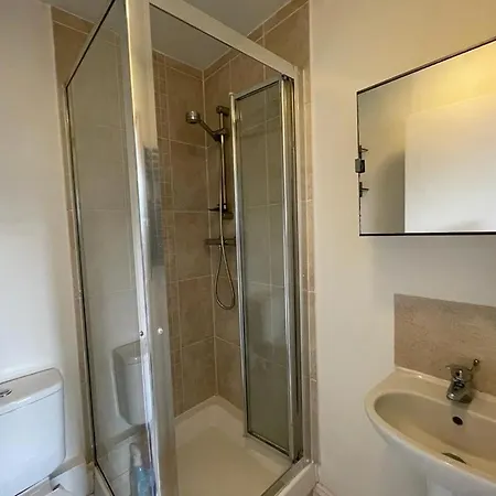 Cosy Bedroom With Private Bathroom Ensuite In Canary Wharf E14 Only 1 Stop To Excel And O2 For Short Or Long Let In Canary Wharf, Less Than An Hour From Heathrow, Stansted And Gatwick Airport Guest house