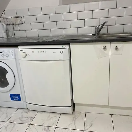 Cosy Bedroom With Private Bathroom Ensuite In Canary Wharf E14 Only 1 Stop To Excel And O2 For Short Or Long Let In Canary Wharf, Less Than An Hour From Heathrow, Stansted And Gatwick Airport * London