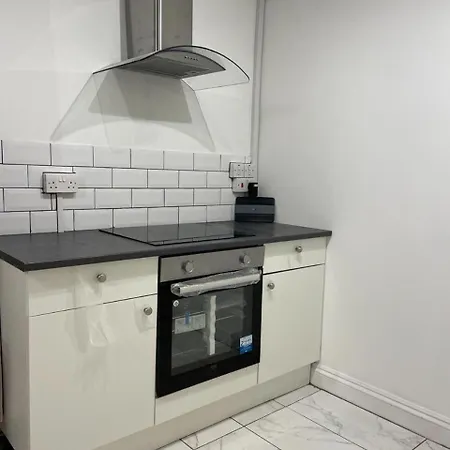 Cosy Bedroom With Private Bathroom Ensuite In Canary Wharf E14 Only 1 Stop To Excel And O2 For Short Or Long Let In Canary Wharf, Less Than An Hour From Heathrow, Stansted And Gatwick Airport Guest house London