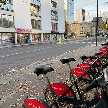 Cosy Bedroom With Private Bathroom Ensuite In Canary Wharf E14 Only 1 Stop To Excel And O2 For Short Or Long Let In Canary Wharf, Less Than An Hour From Heathrow, Stansted And Gatwick Airport Guest house *