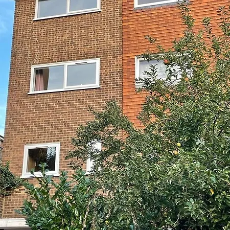 Cosy Bedroom With Private Bathroom Ensuite In Canary Wharf E14 Only 1 Stop To Excel And O2 For Short Or Long Let In Canary Wharf, Less Than An Hour From Heathrow, Stansted And Gatwick Airport London