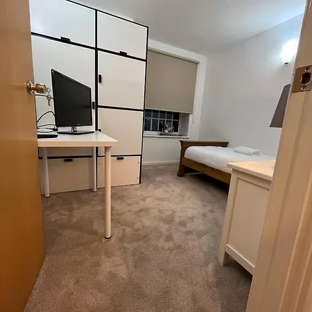 Guest house Roomzzz Near The Excel Exhibition Centre Royal Victoria O2 Arena Central 24 Hour Self Check-in