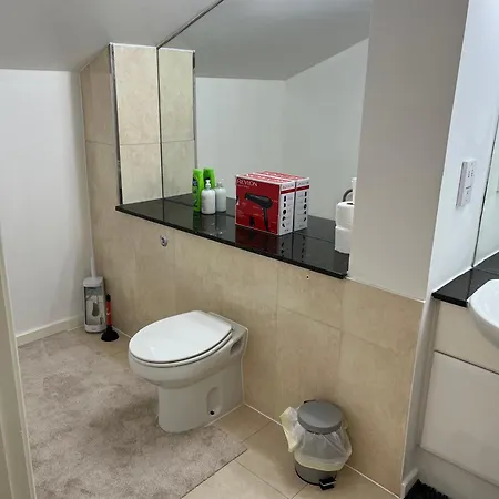 Guest house Roomzzz Near The Excel Exhibition Centre Royal Victoria O2 Arena Central 24 Hour Self Check-in