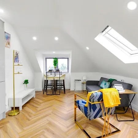 Lux 5 Occupancy Flat Free Parking & Views Apartment *