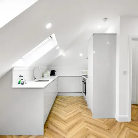 Lux 5 Occupancy Flat Free Parking & Views Apartment *