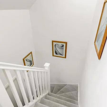 Lux 5 Occupancy Flat Free Parking & Views Apartment