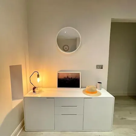 Charming 2 Bed Garden Flat In Finchley