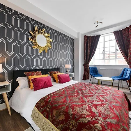 Stylish & Comfy Chelsea Haven Walk To Tube & Bus Apartment
