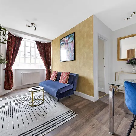 Stylish & Comfy Chelsea Haven Walk To Tube & Bus Apartment London