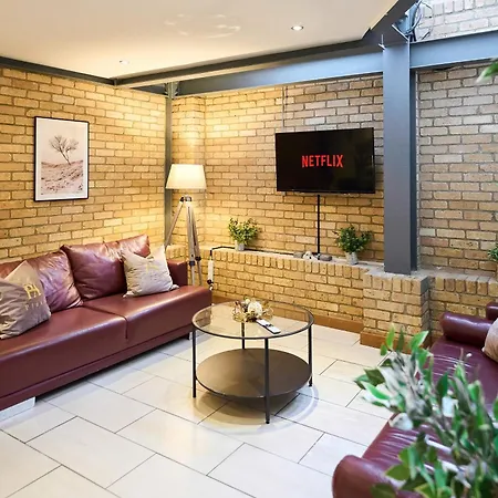Burgundy Bliss Elegant Retreat - Pluxa Mocha Appartement