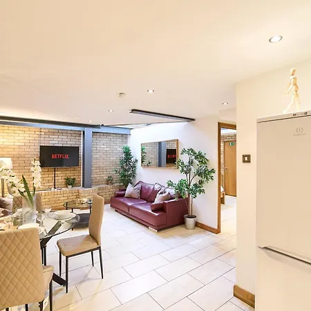 Apartamento Burgundy Bliss Elegant Retreat - Pluxa Mocha *
