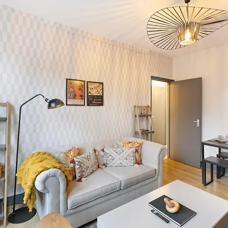 Bright & Airy Rooftop In Apartment