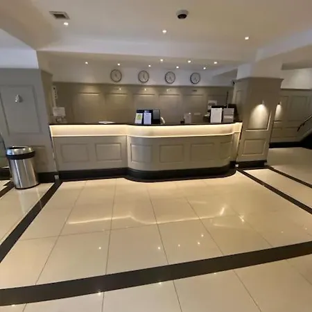 Stylish & Comfy Chelsea Haven Walk To Tube & Bus Apartment