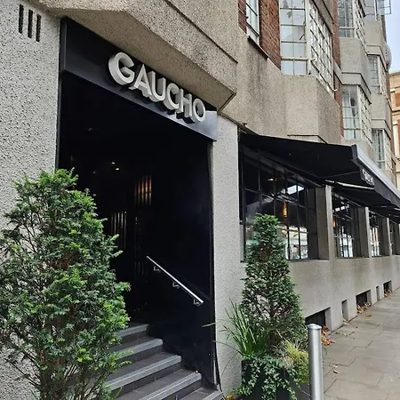 Stylish & Comfy Chelsea Haven Walk To Tube & Bus Apartment *