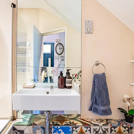Top-quality Flat In * London