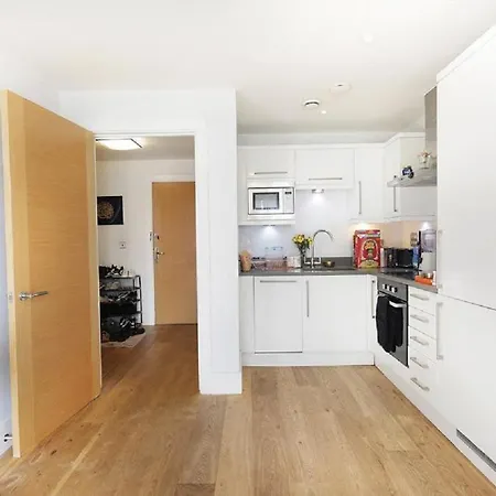 Exquisite One Bed With View And Near Tube Apartment