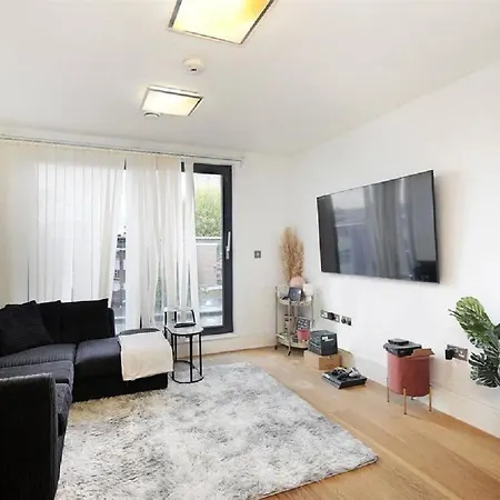 Exquisite One Bed With View And Near Tube Apartment London