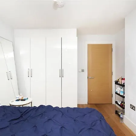 Exquisite One Bed With View And Near Tube Apartment