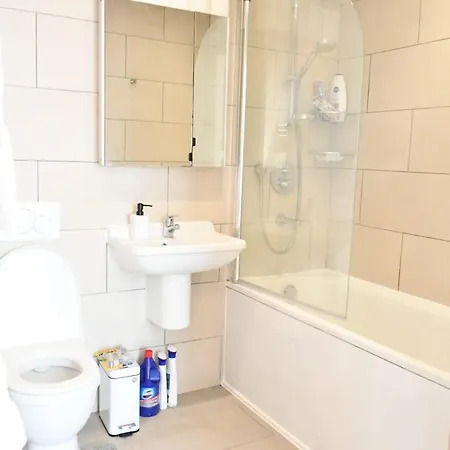Spacious 2bedroom In Airport Apartment London