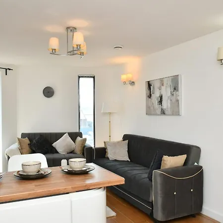 Spacious 2bedroom In Airport * London