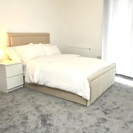 Spacious 2bedroom In Airport Apartment London