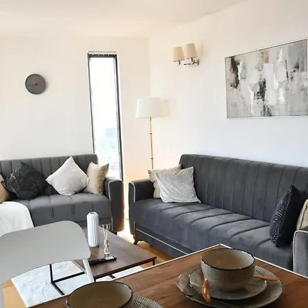Spacious 2bedroom In Airport *