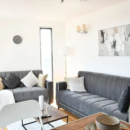 Spacious 2bedroom In Airport London