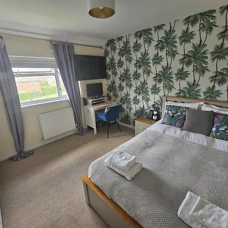 Holiday home Lovely 5-bed With Free Parking And Garden