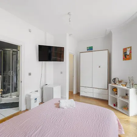 Lovely Bedroom With Private Bathroom London