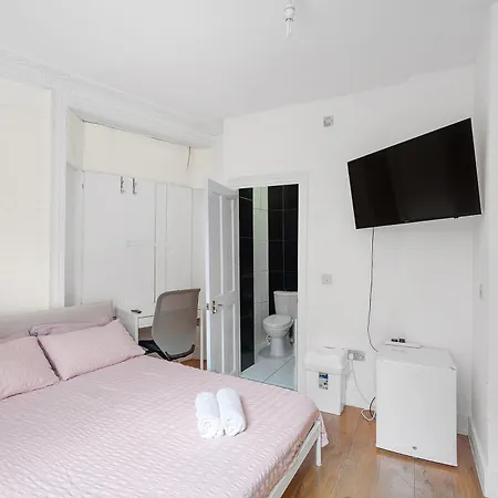 Homestay Lovely Bedroom With Private Bathroom *