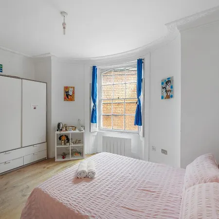 Homestay Lovely Bedroom With Private Bathroom London