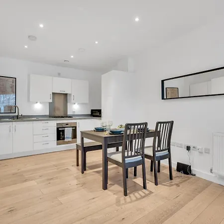 Apartment Modern 2-bed In Greenwich - Prime Location Near Cutty Sark & Excellent Transport Links