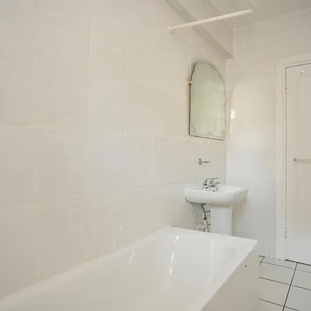 Apartment Three Bed Flat Near Earls Court Tube
