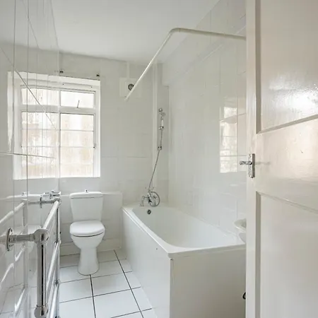 Apartment Three Bed Flat Near Earls Court Tube London