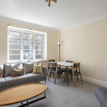 Three Bed Flat Near Earls Court Tube London