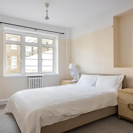 Three Bed Flat Near Earls Court Tube Apartment *