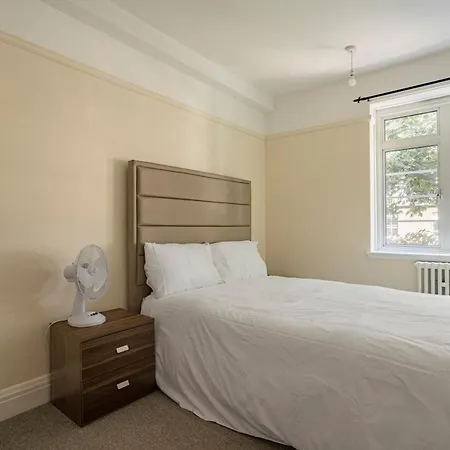 Three Bed Flat Near Earls Court Tube Apartment *
