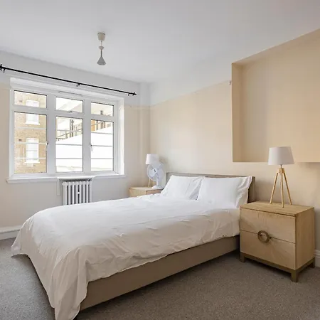 Three Bed Flat Near Earls Court Tube Apartment London