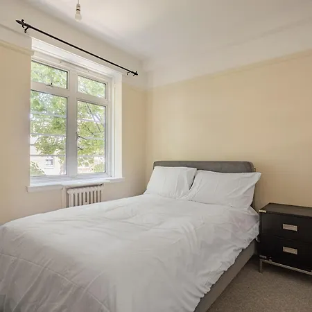 Three Bed Flat Near Earls Court Tube * London