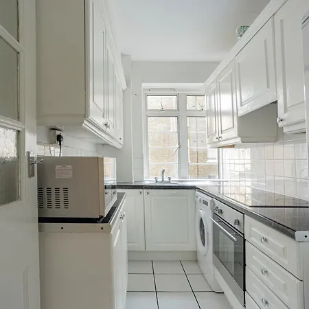 Three Bed Flat Near Earls Court Tube Apartment *