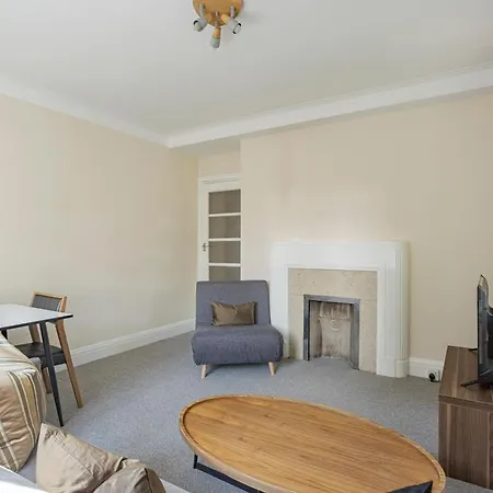 Three Bed Flat Near Earls Court Tube * London