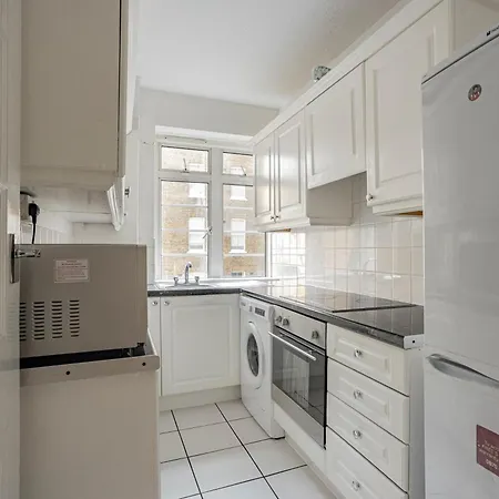 Three Bed Flat Near Earls Court Tube * London
