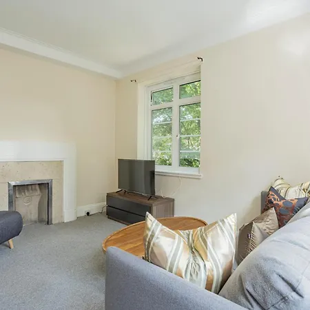 Three Bed Flat Near Earls Court Tube *