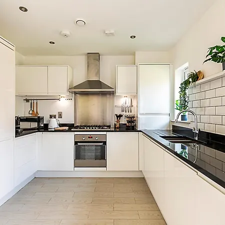 Semi-detached House With Modern Bespoke Interior Holiday home London