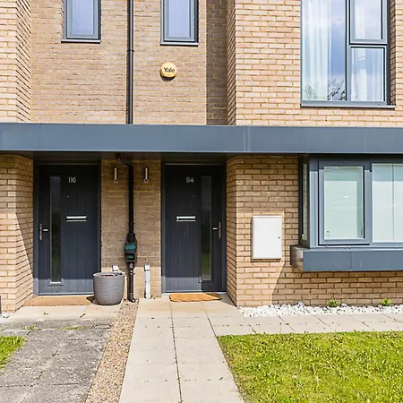 Semi-detached House With Modern Bespoke Interior Holiday home London
