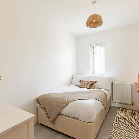 Semi-detached House With Modern Bespoke Interior Holiday home London