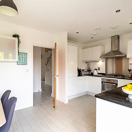 Holiday home Semi-detached House With Modern Bespoke Interior London