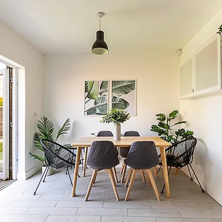 Semi-detached House With Modern Bespoke Interior Holiday home London