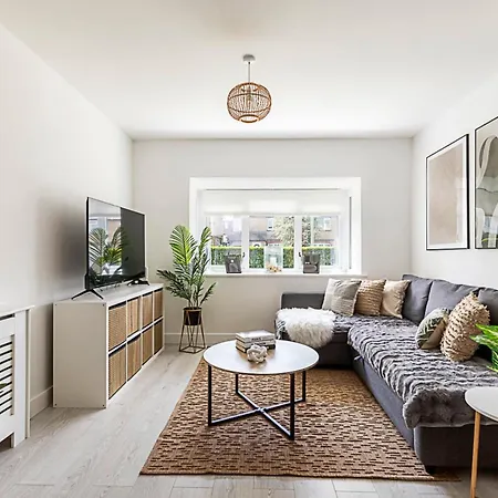 Holiday home Semi-detached House With Modern Bespoke Interior London